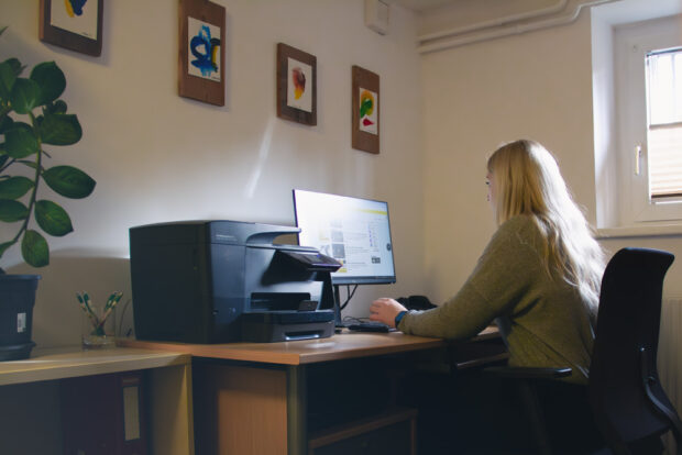 Frau die vor einem Computer sitzt