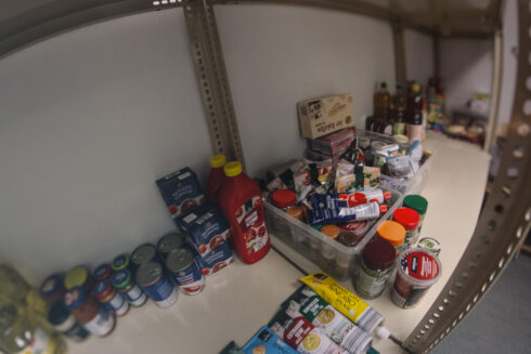 Regal mit Lebensmittelvorrat