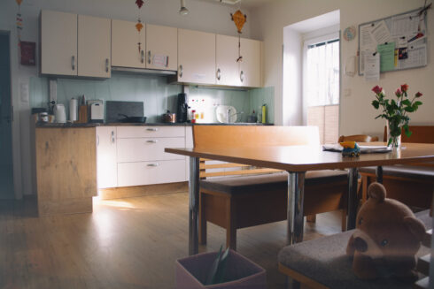 Küchenzeile mit Tisch und Sitzmöglichkeiten