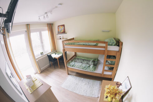 kleines, schlicht eingerichtetes Zimmer