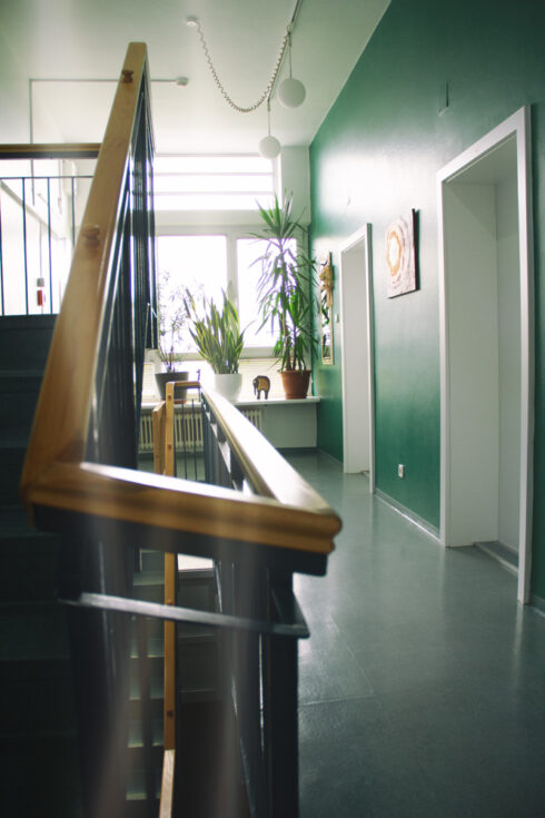 Ein Treppenhaus oder ein Flur in einem Gebäude.