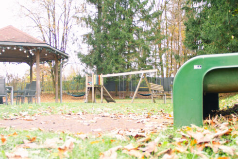 Gartenbereich mit Kinderspielplatz und Sitzmöglichkeiten
